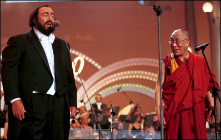 Pavarotti & friends, 2000: insieme a Pavarotti, il Dalai Lama