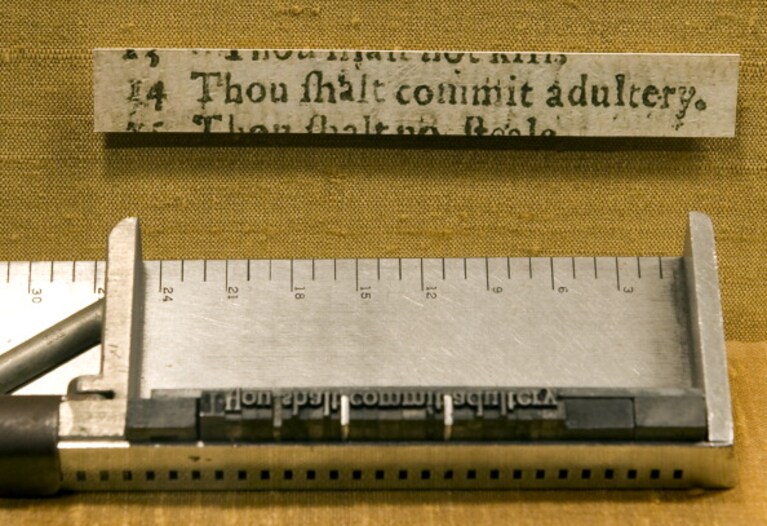 un frammento della "Bibbia Cattiva" esposto alla Shakespeare Library di Washington, 2011