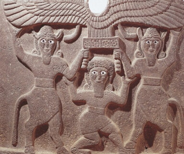 tavoletta decorativa che raffigura Gilgamesh fra due minotauri
