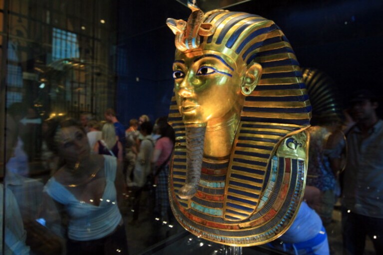 La maschera d'oro di Tutankhamon esposta al Museo del Cairo