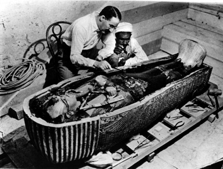 L'archeologo Howard Carter con la mummia di Tutankhamon