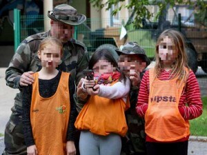 Sì, la foto è di una scuola francese. Per fortuna.
