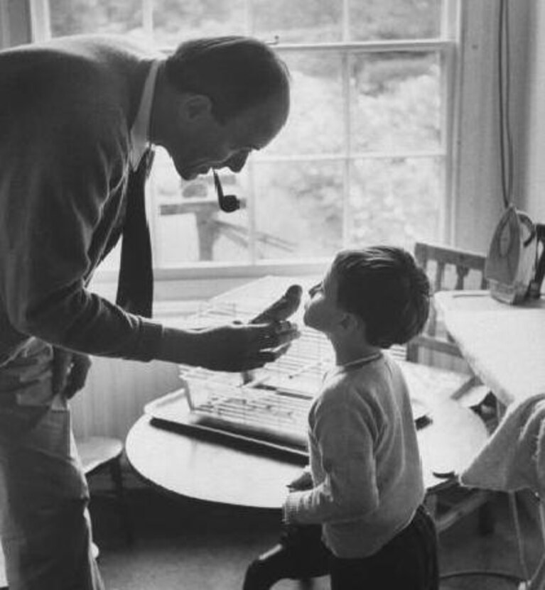 lo scrittore Roald Dahl con suo figlio