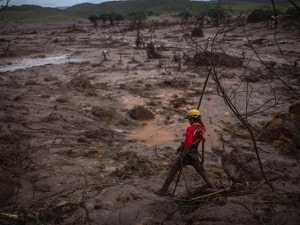 Firefighters search for victims in the mud after an industrial waste dump collapsed, in Bento Rodrigues in Mariana, Brazil, 08 November 2015. Retaining walls that burst open on 05 November at a mining complex set off an avalanche of mud and mineral residues that buried dozens of homes in the southeastern Brazilian city of Mariana and left at least one person dead, 16 injured, 13 missing and 530 homeless. EFE/Antonio Lacerda