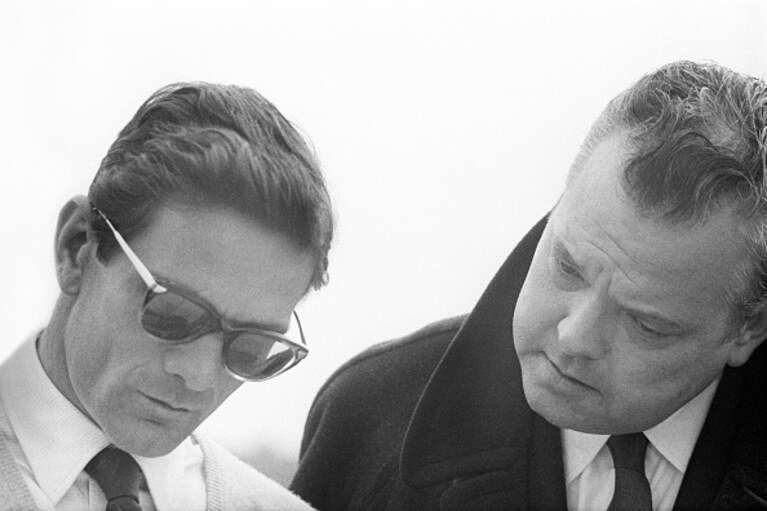 Pier Paolo Pasolini insieme ad Orson Welles sul set del film "La Ricotta", 1963