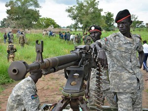 Soldati dell’SPLA, l’esercito del Sud Sudan, a difesa dei confini ad agosto del 2015 (Foto SAMIR BOL/AFP/Getty Images).