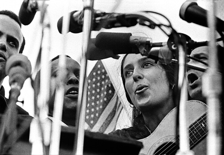 Joan Baez insieme a Harry Belafonte, Leon Bibb e Oscar Brand a Montgomery, Alabama, nel 1965