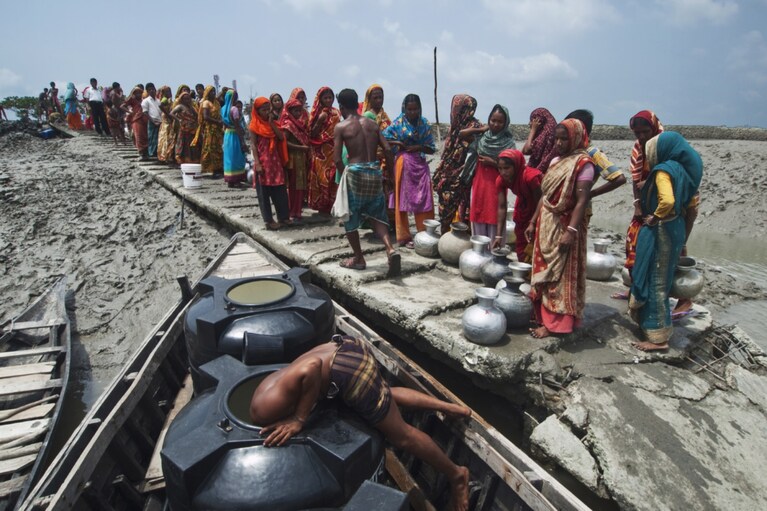 JONAS BENDIKSEN/National Geographic Gilbari, Maheshwari Pur, Divisione Khulna, Bangladesh Una chiatta trasporta acqua potabile in una zona colpita da un ciclone