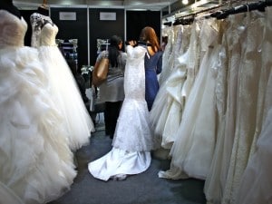 “Mi resta un anno di vita. Ho portato le mie figlie a provare abiti da sposa”: la storia di Raven Blakley