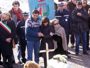 Annamaria Franzoni sorretta dal marito e dalla dottoressa Ada Satragni