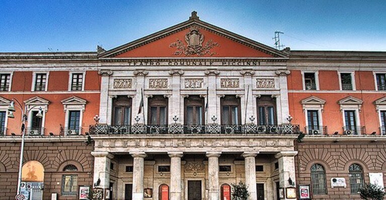 L'esterno del Teatro Piccinni di Bari