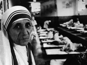 Madre Teresa nel suo centro a Calcutta