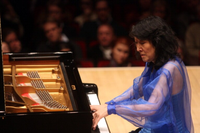 La pianista Mitsuko Uchida in concerto alla Carnegie Hall di New York