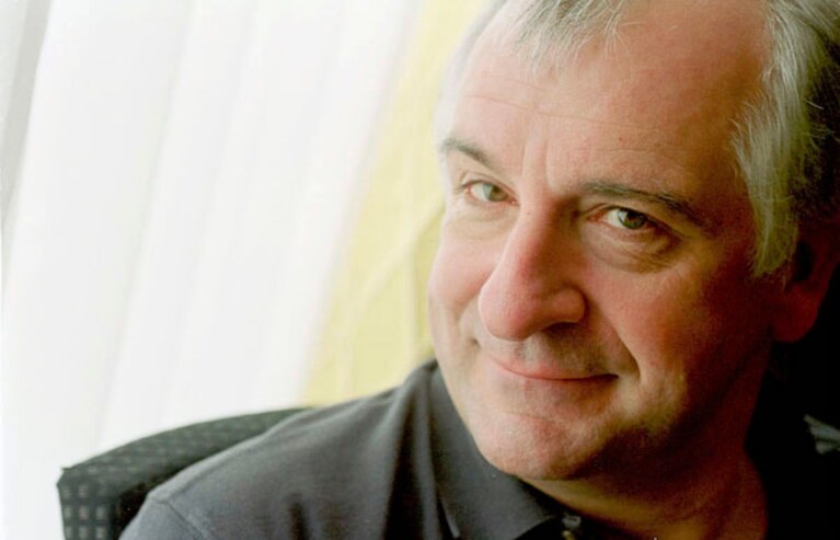 Douglas Adams, autore di "Guida galattica per autostoppisti" (1952-2001)