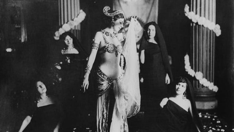 Mata Hari durante l'esibizione al Museo Guimet di Parigi, nel 1905