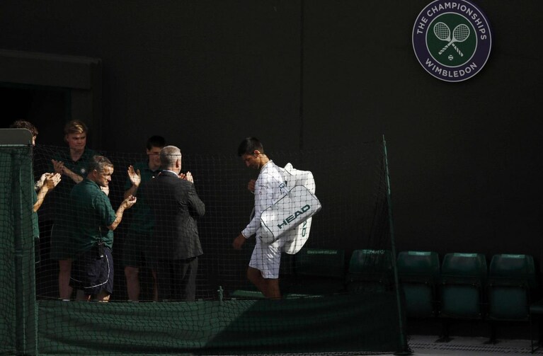 Nole Djokovic esce dal campo dopo aver perso con Querrey. Il serbo ha vinto Wimbledon nel 2011, 2014 e 2015 e cercava il poker quest'anno.