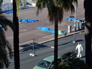 Strage a Nizza: i corpi delle vittime sulla Promenade
