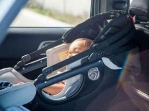 Poliziotti salvano bimba chiusa in auto a Padova