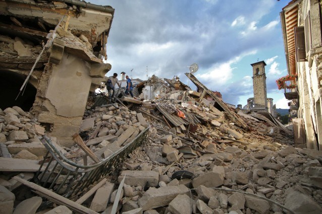 Terremoto di magnitudo 6.0 devasta il centro Italia: le immagini di Amatrice distrutta
