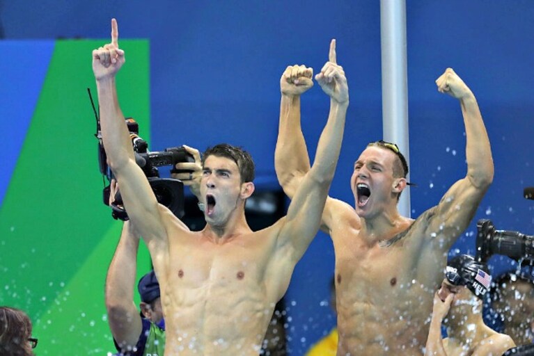 L'esultanza di Michael Phelps dopo la vittoria dell'oro nella staffetta 4x100 sl
