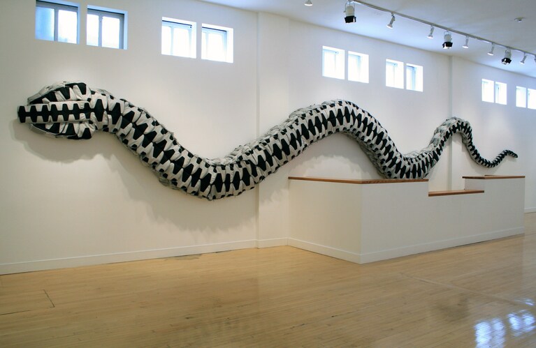 Snake Bag, 2008; 360 zaini. Courtesy of Ai Weiwei Studio