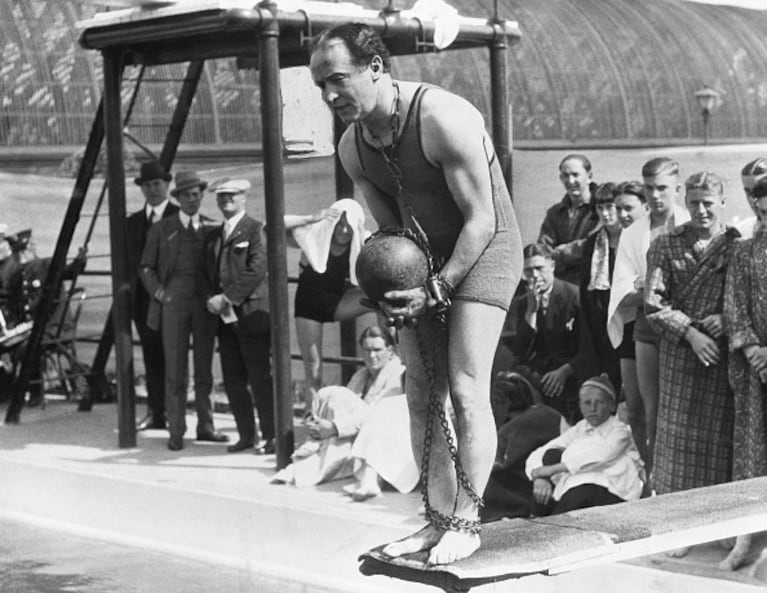 Houdini si prepara ad uno dei suoi trucchi più famosi, la fuga dall'acqua