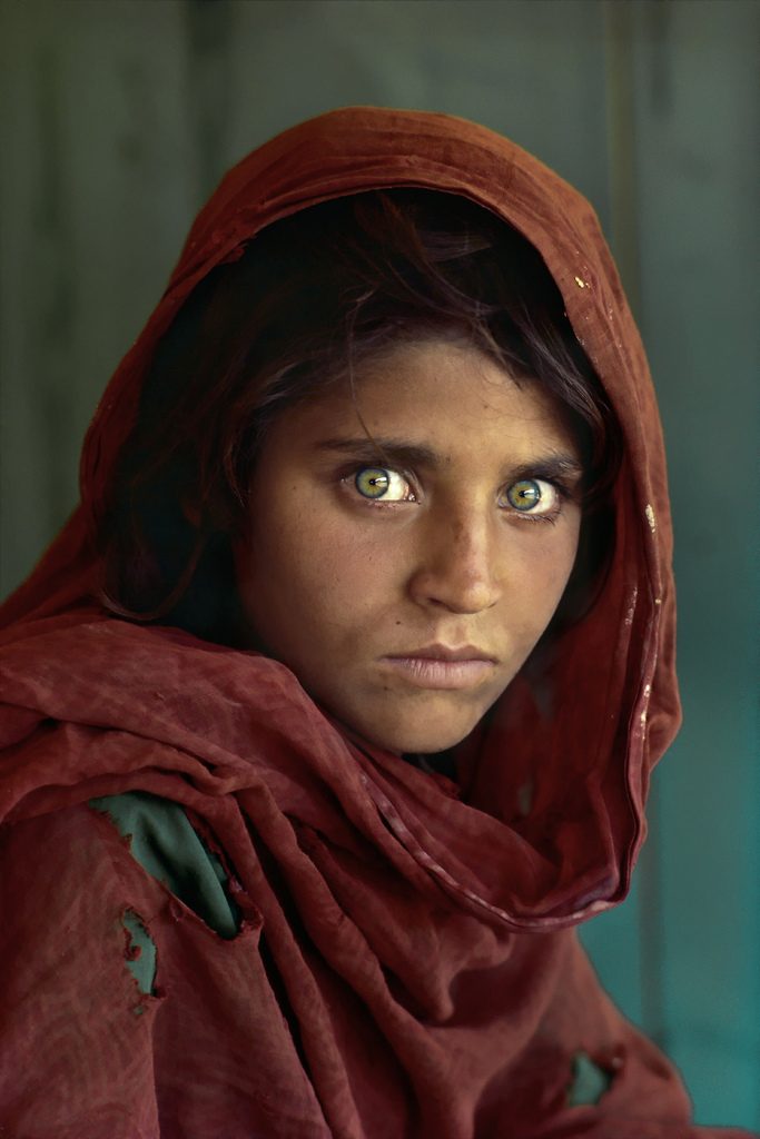 La celebre foto–simbolo del ’ragazza afghana’ di McCurry