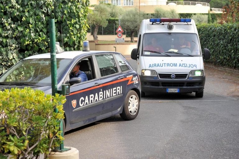 Minaccia la madre con la pistola, poi si barrica in casa: blitz dei carabinieri dopo 3 ore di trattativa Minaccia la madre con la pistola, poi si barrica in casa: blitz dei carabinieri dopo 3 ore di trattativa