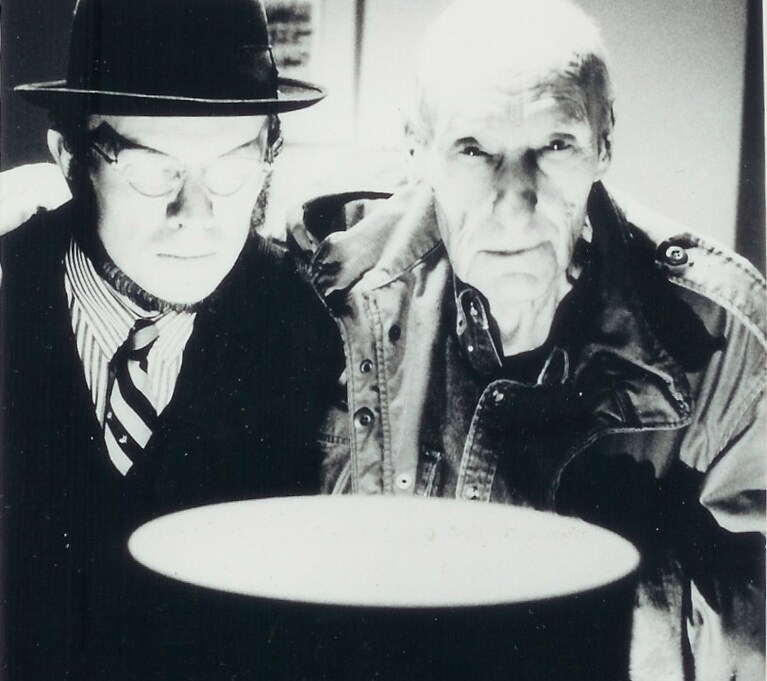 William S. Burroughs con David Woodard, in piedi dietro a una dreamachine