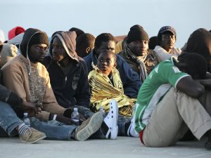 migranti-soccorsi-augusta-reuters
