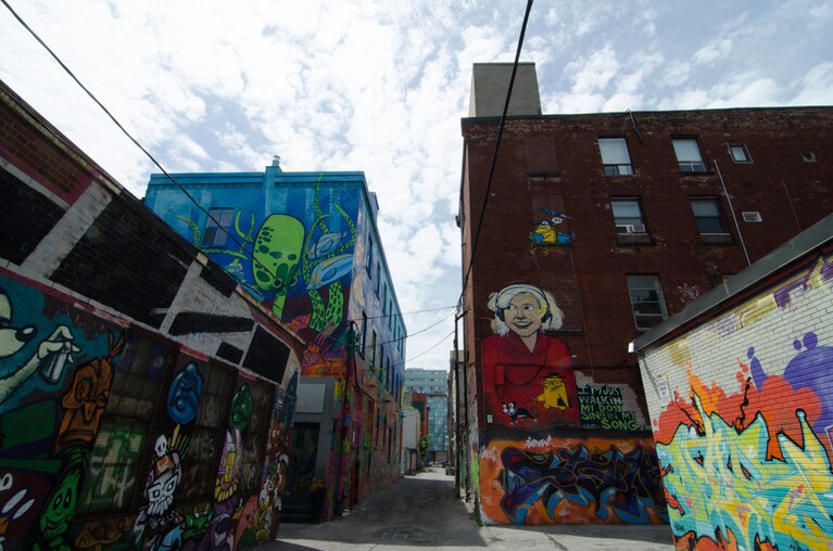 Una delle tante strade di Toronto, "invasa" dalla street art