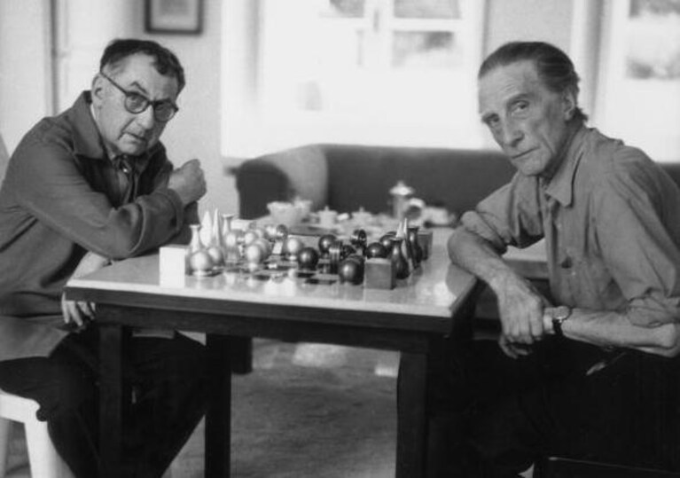 Man Ray insieme a Marchel Duchamp