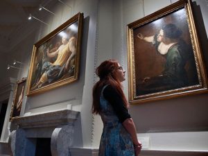 Laura Hutchinson osserva l’"Autoritratto come allegoria della pittura" di Artemisia Gentileschi alla Cumberland art gallery
