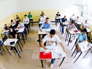 Studenti impegnati in una delle prove scritte dell'esame di maturità.