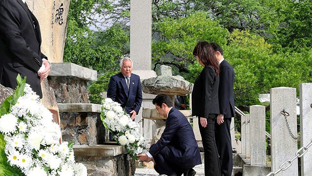 Il premier giapponese Shinzo Abe depone una corona di fiori al cimitero di Pearl Harbor