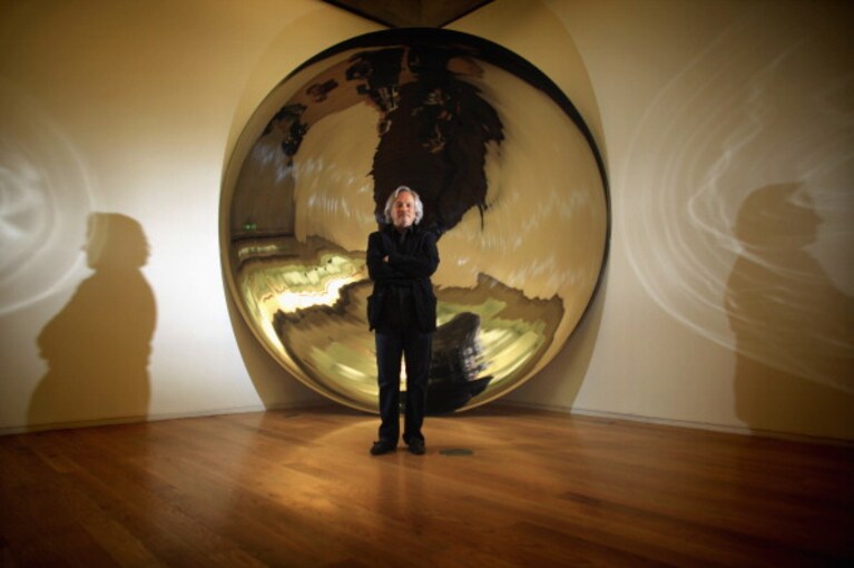 Anish Kapoor con l'opera "Her Blood"