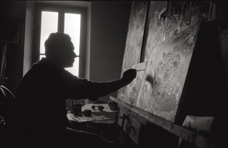 Renato Guttuso dipinge nel suo studio (1960)