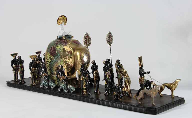 Francesco Nonni e Anselmo Bucci, "Corteo orientale", (1925-1927) maiolica, Museo Internazionale delle Ceramiche, Faenza