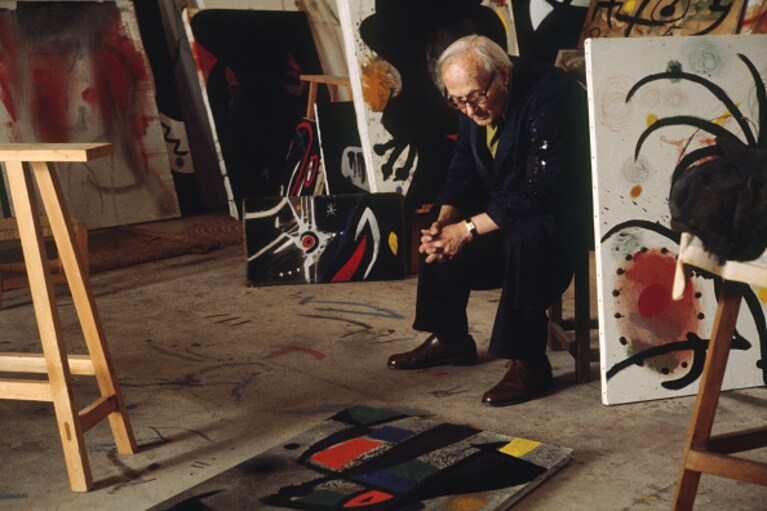 Joan Mirò nel suo studio