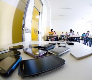Studente sorpreso con lo smartphone all'esame di Maturità, sospeso e bocciato: il caso a La Spezia
