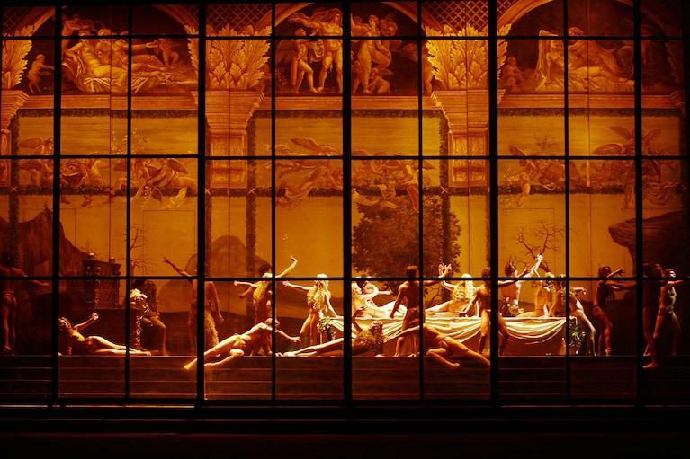 Il "Rigoletto" al Teatro di San Carlo in una scena d'insieme del primo atto