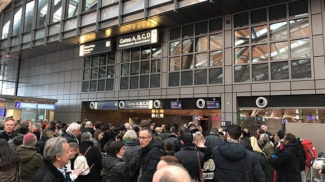 Caos davanti all'aeroporto di Amburgo dopo l'evacuazione dello scalo (Twitter).