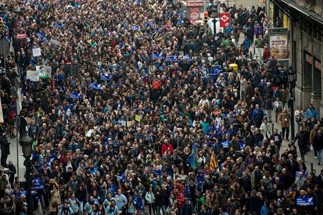 Il corteo pro rifugiati per le strade di Barcellona (Getty).