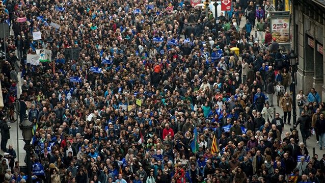 Il corteo pro rifugiati per le strade di Barcellona (Getty).