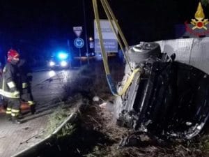 Auto ribaltata a Pisa (fonte: Vigili del Fuoco).