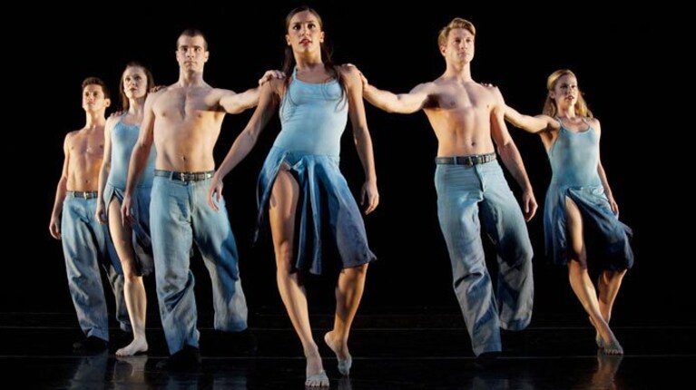 Elena D'Amario al centro della Parsons Dance Company