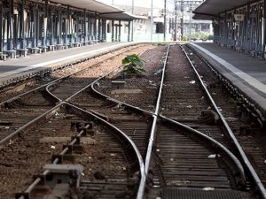 Binari di una stazione ferroviaria (Getty).