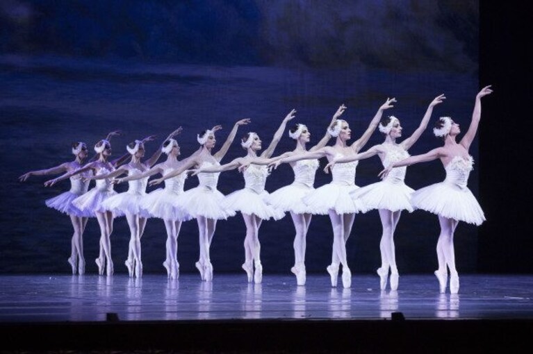 "Il lago dei cigni" rivisto da Giuseppe Picone al Teatro di San Carlo di Napoli, ph. Luciano Romano