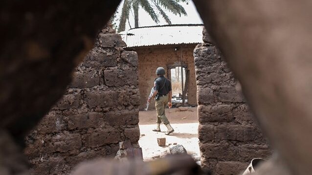 Agente della polizia in azione in Nigeria (Getty).