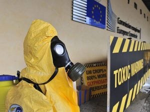 Protesta contro l’uso del glifosato davanti alla Commissione europea.